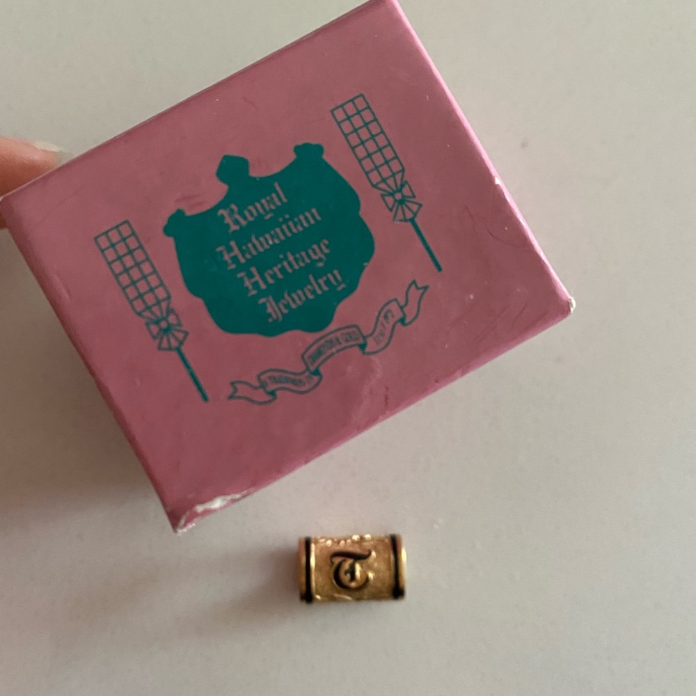 Royal Hawaiian Heritage Jewelry ‘T’ initial Gold Pendant - Picture 2 of 3